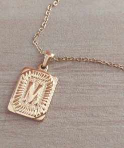 DIJE DE ACERO DORADO MEDALLA RECTANGULAR TRABAJADA EN RELIEVE CON INICIAL "M" Y CADENA ESPEJITO X 45 CM. TAMAÑO 15 X 20 MM
