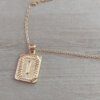 DIJE DE ACERO DORADO MEDALLA RECTANGULAR TRABAJADA EN RELIEVE CON INICIAL "I" Y CADENA ESPEJITO X 45 CM. TAMAÑO 15 X 20 MM