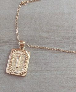 DIJE DE ACERO DORADO MEDALLA RECTANGULAR TRABAJADA EN RELIEVE CON INICIAL "I" Y CADENA ESPEJITO X 45 CM. TAMAÑO 15 X 20 MM