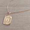 DIJE DE ACERO DORADO MEDALLA RECTANGULAR TRABAJADA EN RELIEVE CON INICIAL "H" Y CADENA ESPEJITO X 45 CM. TAMAÑO 15 X 20 MM