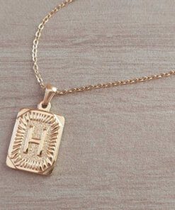 DIJE DE ACERO DORADO MEDALLA RECTANGULAR TRABAJADA EN RELIEVE CON INICIAL "H" Y CADENA ESPEJITO X 45 CM. TAMAÑO 15 X 20 MM