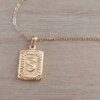 DIJE DE ACERO DORADO MEDALLA RECTANGULAR TRABAJADA EN RELIEVE CON INICIAL "S" Y CADENA ESPEJITO X 45 CM. TAMAÑO 15 X 20 MM