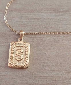 DIJE DE ACERO DORADO MEDALLA RECTANGULAR TRABAJADA EN RELIEVE CON INICIAL "S" Y CADENA ESPEJITO X 45 CM. TAMAÑO 15 X 20 MM