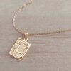 DIJE DE ACERO DORADO MEDALLA RECTANGULAR TRABAJADA EN RELIEVE CON INICIAL "L" Y CADENA ESPEJITO X 45 CM. TAMAÑO 15 X 20 MM