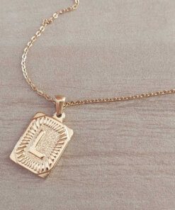 DIJE DE ACERO DORADO MEDALLA RECTANGULAR TRABAJADA EN RELIEVE CON INICIAL "L" Y CADENA ESPEJITO X 45 CM. TAMAÑO 15 X 20 MM
