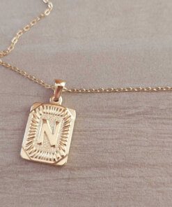 DIJE DE ACERO DORADO MEDALLA RECTANGULAR TRABAJADA EN RELIEVE CON INICIAL "N" Y CADENA ESPEJITO X 45 CM. TAMAÑO 15 X 20 MM