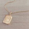 DIJE DE ACERO DORADO MEDALLA RECTANGULAR TRABAJADA EN RELIEVE CON INICIAL "K" Y CADENA ESPEJITO X 45 CM. TAMAÑO 15 X 20 MM