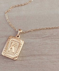 DIJE DE ACERO DORADO MEDALLA RECTANGULAR TRABAJADA EN RELIEVE CON INICIAL "K" Y CADENA ESPEJITO X 45 CM. TAMAÑO 15 X 20 MM