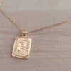 DIJE DE ACERO DORADO MEDALLA RECTANGULAR TRABAJADA EN RELIEVE CON INICIAL "P" Y CADENA ESPEJITO X 45 CM. TAMAÑO 15 X 20 MM
