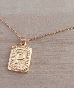 DIJE DE ACERO DORADO MEDALLA RECTANGULAR TRABAJADA EN RELIEVE CON INICIAL "P" Y CADENA ESPEJITO X 45 CM. TAMAÑO 15 X 20 MM