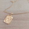 DIJE DE ACERO DORADO MEDALLA RECTANGULAR TRABAJADA EN RELIEVE CON INICIAL "G" Y CADENA ESPEJITO X 45 CM. TAMAÑO 15 X 20 MM