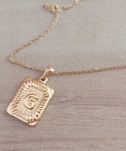 DIJE DE ACERO DORADO MEDALLA RECTANGULAR TRABAJADA EN RELIEVE CON INICIAL "G" Y CADENA ESPEJITO X 45 CM. TAMAÑO 15 X 20 MM