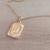 DIJE DE ACERO DORADO MEDALLA RECTANGULAR TRABAJADA EN RELIEVE CON INICIAL "J" Y CADENA ESPEJITO X 45 CM. TAMAÑO 15 X 20 MM