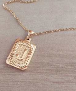 DIJE DE ACERO DORADO MEDALLA RECTANGULAR TRABAJADA EN RELIEVE CON INICIAL "J" Y CADENA ESPEJITO X 45 CM. TAMAÑO 15 X 20 MM