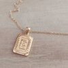 DIJE DE ACERO DORADO MEDALLA RECTANGULAR TRABAJADA EN RELIEVE CON INICIAL "E" Y CADENA ESPEJITO X 45 CM. TAMAÑO 15 X 20 MM