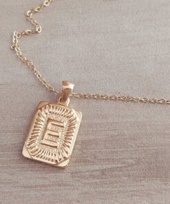 DIJE DE ACERO DORADO MEDALLA RECTANGULAR TRABAJADA EN RELIEVE CON INICIAL "E" Y CADENA ESPEJITO X 45 CM. TAMAÑO 15 X 20 MM