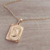 DIJE DE ACERO DORADO MEDALLA RECTANGULAR TRABAJADA EN RELIEVE CON INICIAL "D" Y CADENA ESPEJITO X 45 CM. TAMAÑO 15 X 20 MM