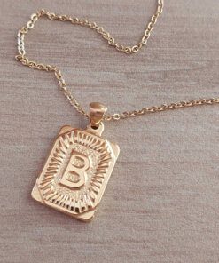 DIJE DE ACERO DORADO MEDALLA RECTANGULAR TRABAJADA EN RELIEVE CON INICIAL "B" Y CADENA ESPEJITO X 45 CM. TAMAÑO 15 X 20 MM