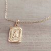 DIJE DE ACERO DORADO MEDALLA RECTANGULAR TRABAJADA EN RELIEVE CON INICIAL "A" Y CADENA ESPEJITO X 45 CM. TAMAÑO 15 X 20 MM