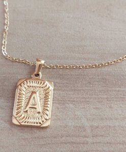 DIJE DE ACERO DORADO MEDALLA RECTANGULAR TRABAJADA EN RELIEVE CON INICIAL "A" Y CADENA ESPEJITO X 45 CM. TAMAÑO 15 X 20 MM