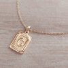 DIJE DE ACERO DORADO MEDALLA RECTANGULAR TRABAJADA EN RELIEVE CON INICIAL "C" Y CADENA ESPEJITO X 45 CM. TAMAÑO 15 X 20 MM