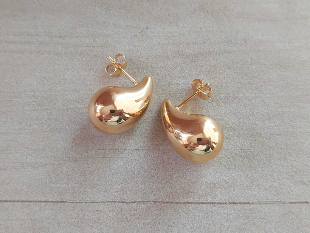 ARO DE ACERO DORADO GOTA HUECA CON FRU FRU. TAMAÑO 13 X 21 MM