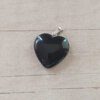 DIJE DE ACERO PIEDRA NEGRA EN FORMA DE CORAZÓN. 20 MM