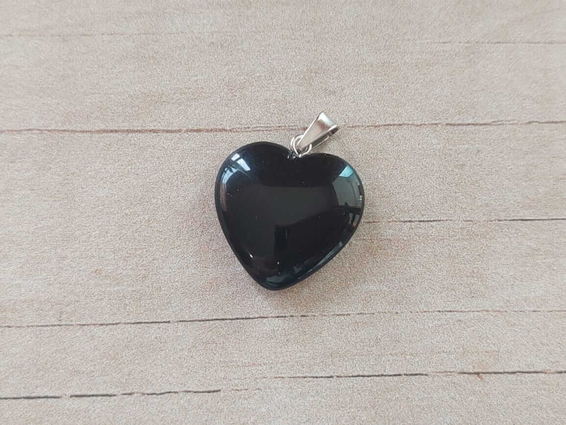 DIJE DE ACERO PIEDRA NEGRA EN FORMA DE CORAZÓN. 20 MM