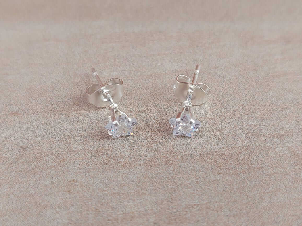 ARO ACERO BLANCO CUBIK ESTRELLA ENGARZADA BLANCO 4 MM.