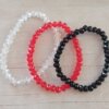 PULSERA ELASTIZADA CON CUENTAS SÍMIL PIEDRA. PACK X 12 UNIDADES SURTIDAS.
