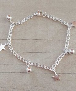 PULSERA DE ACERO BLANCO ESLABÓN TIFFANY CON BOLITAS Y DIJES DE ESTRELLAS. LARGO 18,5 CM