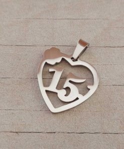 DIJE DE ACERO 15 AÑOS EN CORAZÓN. TAMAÑO 23 MM.