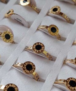 ANILLOS DE ACERO DORADO X 36 UNIDADES ESTILO SIN FIN CON CIRCULO DE 8 MM GRABADO Y ESMALTADO EN NEGRO. (MEDIDAS DEL 16 AL 20)