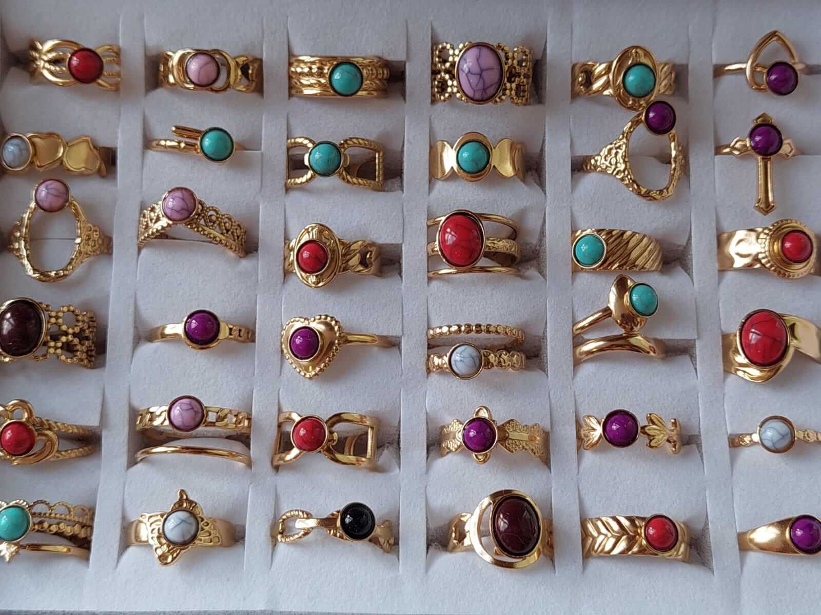 ANILLOS DE ACERO DORADO CON RESINA COLOR SÍMIL PIEDRA MIX X 36 UNIDADES, REGULABLE (MEDIDA ÚNICA) - Imagen 2