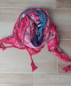 PAÑUELO DE VISCOSA ESTAMPADO FONDO ROJO CON MANDALA Y GUARDA PIXELADA, FLECOS TRENZADOS EN LAS PUNTAS 1,1 M X 1,1 M