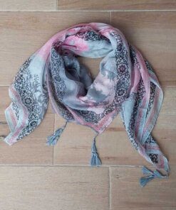 PAÑUELO DE VISCOSA ESTAMPADO FONDO GRIS CON MANDALA Y FLECOS TRENZADOS EN LAS PUNTAS 1,1 M X 1,1 M