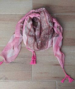 PAÑUELO DE VISCOSA ESTAMPADO FONDO ROSA CON ARABESCOS Y FLECOS TRENZADOS EN LAS PUNTAS 1,1 M X 1,1 M