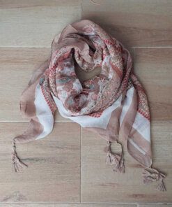 PAÑUELO DE VISCOSA ESTAMPADO FONDO BEIGE CON ARABESCOS Y FLECOS TRENZADOS EN LAS PUNTAS 1,1 M X 1,1 M