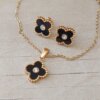 CONJUNTO DE ACERO DORADO CADENA ESPEJITO CON ARO/DIJE VAN CLEEF ACRÍLICO NEGRO Y STRASS EN EL CENTRO. LARGO 45 CM