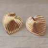 ARO DE ACERO DORADO CORAZÓN CON RAYAS EN RELIEVE Y CON FRU FRU. TAMAÑO 27 X 31 MM