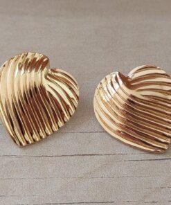ARO DE ACERO DORADO CORAZÓN CON RAYAS EN RELIEVE Y CON FRU FRU. TAMAÑO 27 X 31 MM