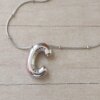 DIJE DE ACERO INICIAL C DE 14 X 20 MM CON CADENA CLAPTON CON BOLITAS DE 40 CM + EXT. DE 5 CM