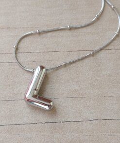 DIJE DE ACERO INICIAL L DE 14 X 20 MM CON CADENA CLAPTON CON BOLITAS DE 40 CM + EXT. DE 5 CM