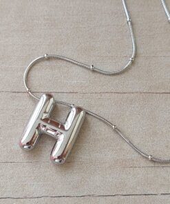 DIJE DE ACERO INICIAL H DE 16 X 20 MM CON CADENA CLAPTON CON BOLITAS DE 40 CM + EXT. DE 5 CM