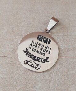 DIJE DE ACERO MEDALLA CON LEYENDA «PAPÁ DE TU MANO VOY A APRENDER LO QUE MAÑANA VOY A SER» . 25 MM