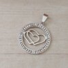 DIJE DE ACERO CIRCULO CON STRASS Y DOBLE CORAZÓN CALADO. TAMAÑO 30 MM .