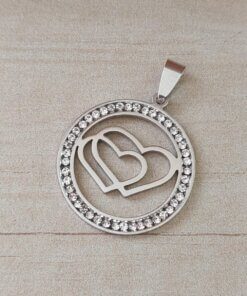DIJE DE ACERO CIRCULO CON STRASS Y DOBLE CORAZÓN CALADO. TAMAÑO 30 MM .