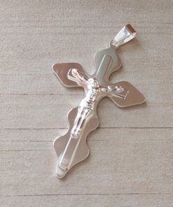 DIJE DE ACERO BLANCO CRUZ BORDES ONDEADOS CON CRISTO EN RELIEVE. TAMAÑO 36 X 55 MM.