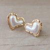 ARO DE ACERO DORADO CORAZÓN MARTILLADO CON CORAZÓN DE PERLA SUPERPUESTO Y FRU FRU. TAMAÑO 20 X 23 MM