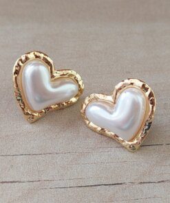 ARO DE ACERO DORADO CORAZÓN MARTILLADO CON CORAZÓN DE PERLA SUPERPUESTO Y FRU FRU. TAMAÑO 20 X 23 MM